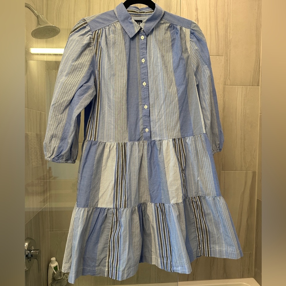 The Gap Size M Blue Striped button down dress with pockets and elastic sleeves.